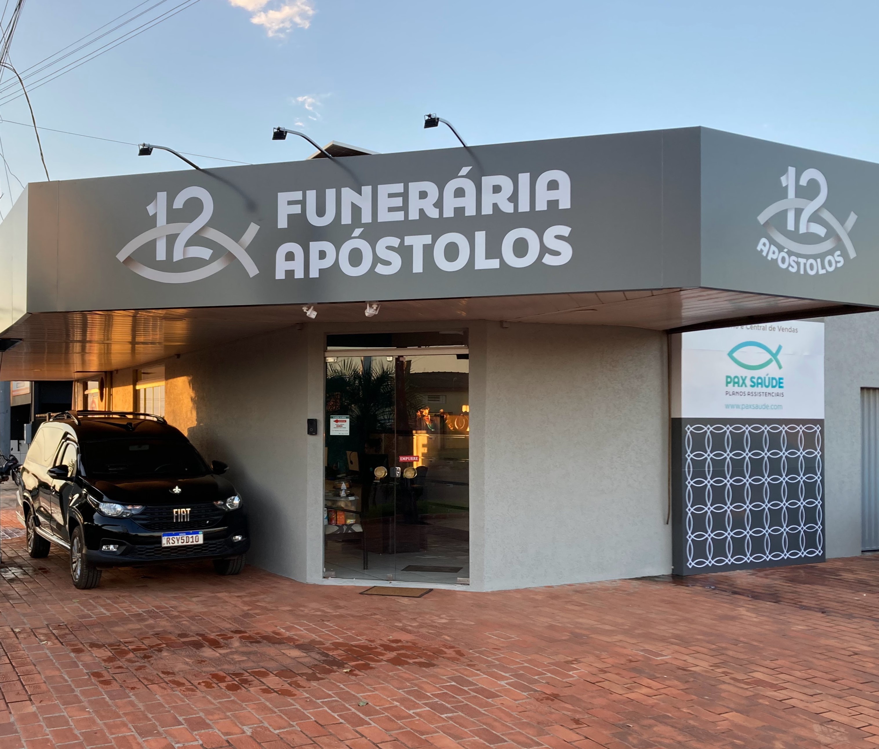 Fachada da sede da 12 Apóstolos